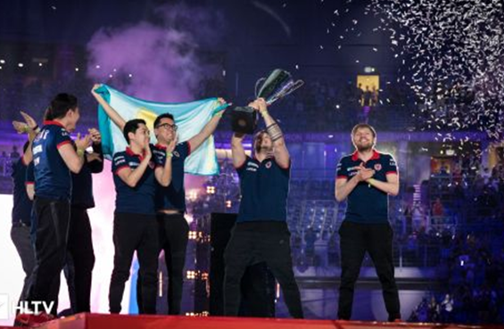 足球场上 足球场上