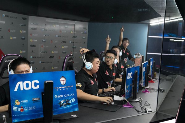 时与队友紧 时与队友紧