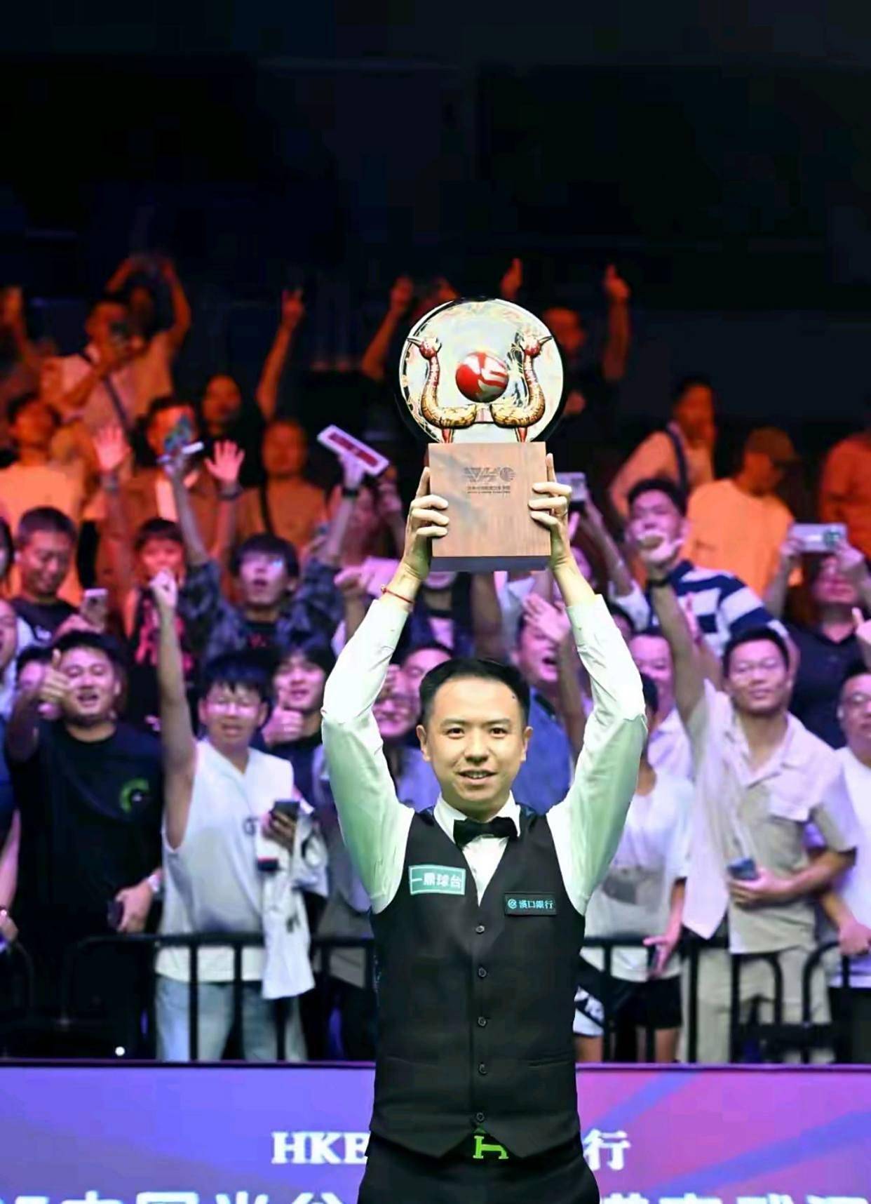 早日康复，皇马中场塞瓦略斯晒受伤脚踝照片